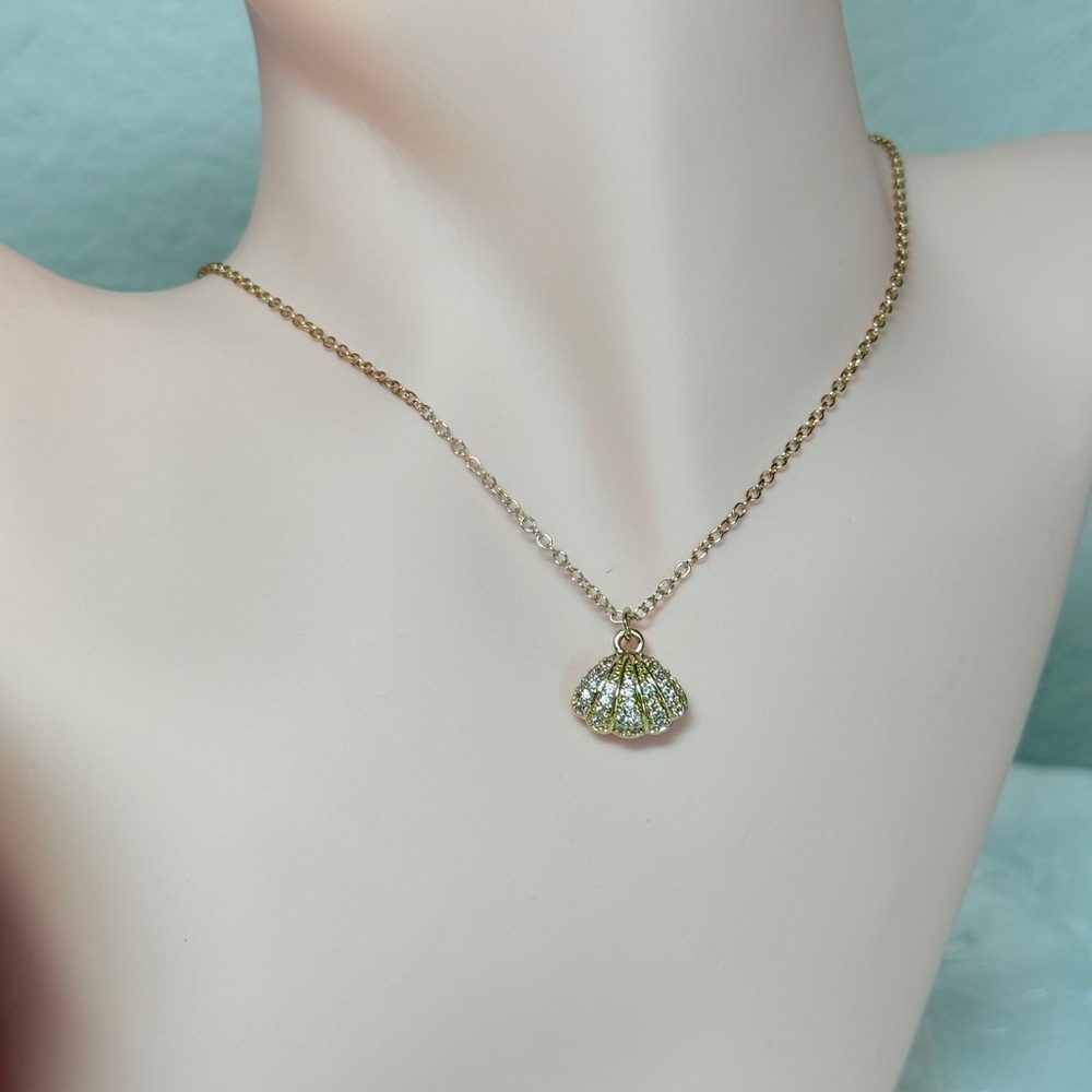 Elegant Gold Shell Pendant Necklace - Picture 4 of 10